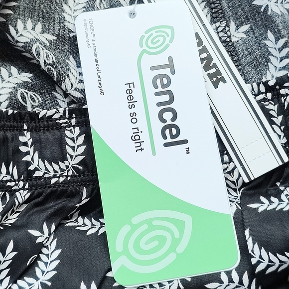 NWT PINK VICTORIA'S SECRET TENCEL BOXY PAJAMA SHORTS IN PURE BLACK LAUREL LOGO X - Picture 5 of 8